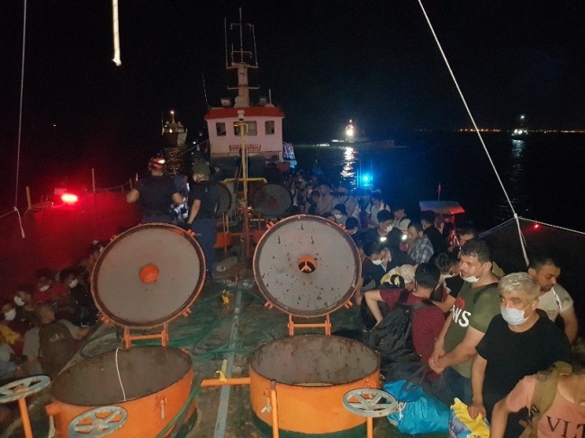 İzmir’de bir gemide 276 düzensiz göçmen yakalandı, 8 kişi gözaltında