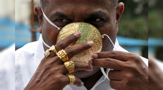 Hindistan’da COVID-19 korunmak için altından maske yaptı