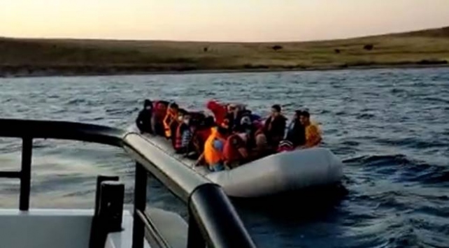 Türk kara sularına geri itilen 44 yabancı uyrukluyu kurtardı