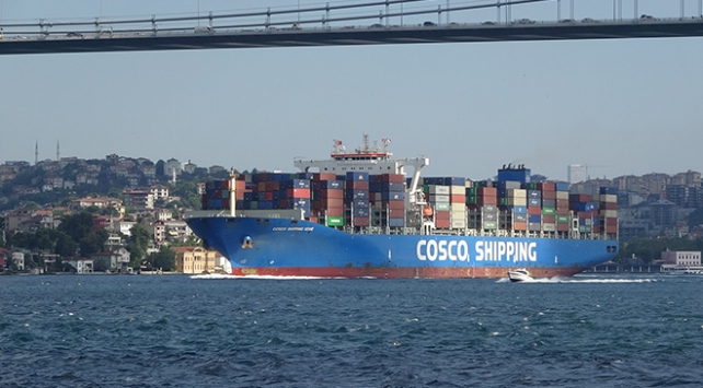 Dev konteyner gemisi İstanbul Boğazı’ndan geçti