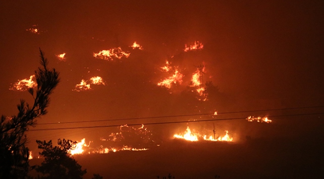 Menderes ilçesinde yangın sebebiyle tahliye edilen bir site yandı
