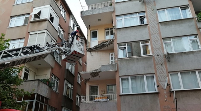 İstanbul Küçük çekmecede  bir binanın balkonunun bir kısmı çöktü
