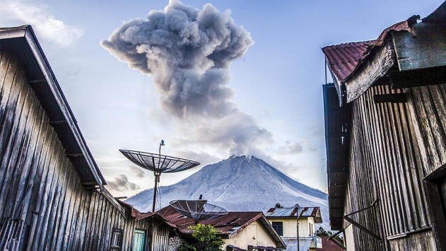Sumatra Adası’ndaki Sinabung Yanardağı’nda patlama