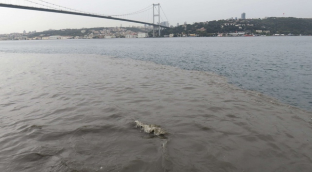 Yağış sonrası İstanbul Boğazı’nın rengi değişti