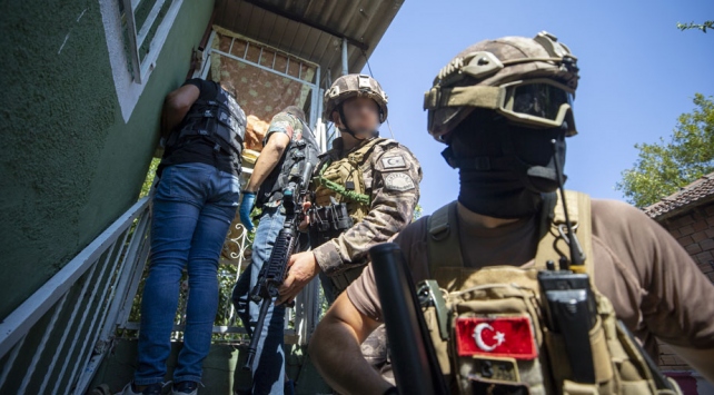 Antalya’da geniş kapsamlı uyuşturucu operasyonu: 383 gözaltı