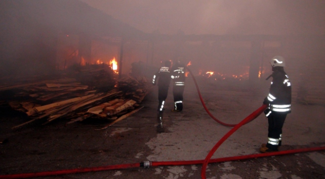 Yozgat’ta kereste fabrikasında yangın