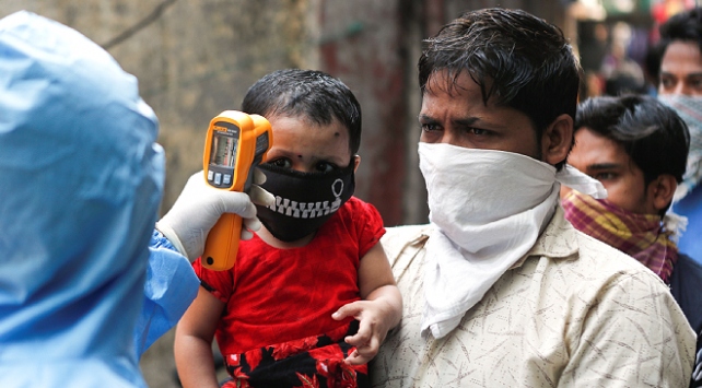 Hindistan’da 1 günde 90 binden fazla koronavirüs vakası görüldü