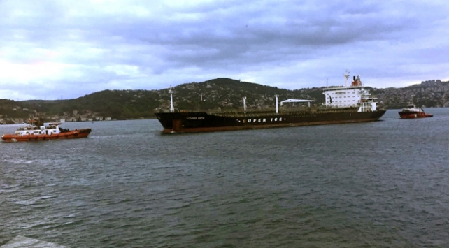 İstanbul Boğazı’nda sürüklenen tanker kurtarıldı