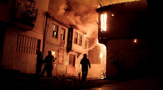 Bursa’da 2 metruk bina tamamen yandı
