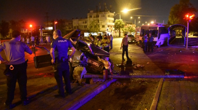 Adana’da otomobil ile midibüs çarpıştı: 2 ölü, 4 yaralı