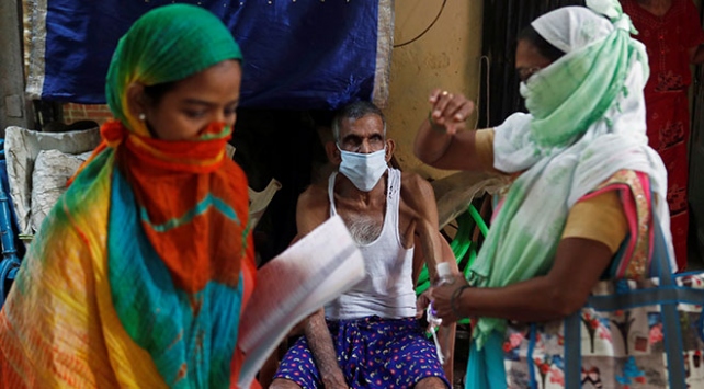 Hindistan’da, koronavirüs nedeniyle son 24 saatte 903 kişi öldü.