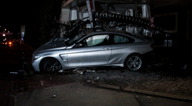 Bursa’da otomobil güvenlik kulübesine çarptı