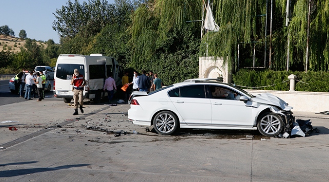 Şanlıurfa’da işçi servisi ile otomobil çarpıştı: 15 yaralı