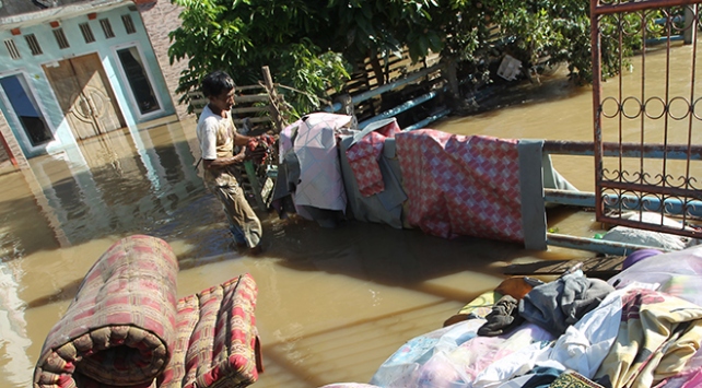 Endonezya’da sel felaketi: 350 ev sular altında