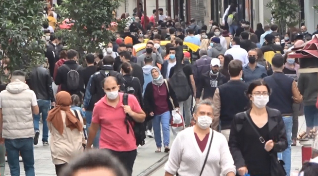 Taksim Meydanı, koronavirüs öncesi günlerini aratmadı