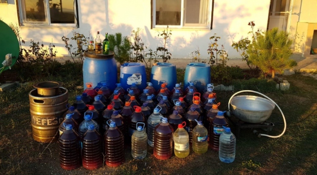 Tekirdağ’da bir evde 586 litre kaçak içki ele geçirildi
