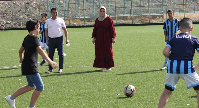 Oğlunun futbol aşkı için kulüp kuran anne çocuklara umut oldu