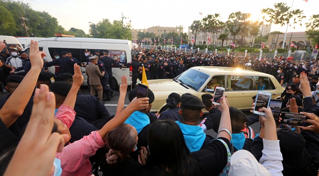 Tayland’da polis, hükümet binası dışında toplanan göstericileri dağıttı