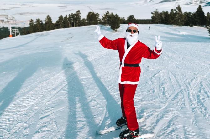 Ozan Aras Noel Baba olarak pistlerde!