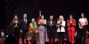 Kadınlar, Türkiye Kadın Zirvesi’nde buluştu! Ödüller, sahiplerine kavuştu