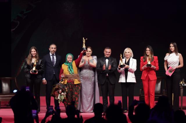 Kadınlar, Türkiye Kadın Zirvesi’nde buluştu! Ödüller, sahiplerine kavuştu