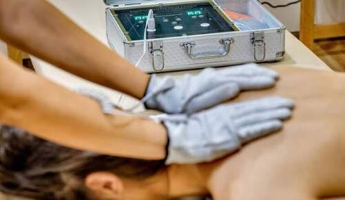 Meridyen Hacamatına Yoğun İlgi: Uzman Hemşire Ayşe Yılmaz Klinik Ortamda Şifa Dağıtıyor