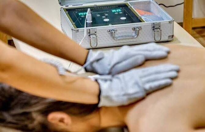 Meridyen Hacamatına Yoğun İlgi: Uzman Hemşire Ayşe Yılmaz Klinik Ortamda Şifa Dağıtıyor