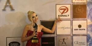 KANAL 7’NİN ZERHUN YILDIZI NEVİDE ÇİÇEK’E “YILIN EN İYİ ÇIKIŞ YAPAN KADIN OYUNCUSU” ÖDÜLÜ!