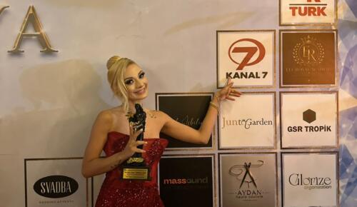 KANAL 7’NİN ZERHUN YILDIZI NEVİDE ÇİÇEK’E “YILIN EN İYİ ÇIKIŞ YAPAN KADIN OYUNCUSU” ÖDÜLÜ!