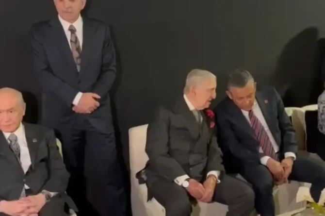 Dikkat çeken anlar! Devlet Bahçeli ve Özgür Özel o etkinlikte bir araya geldiler